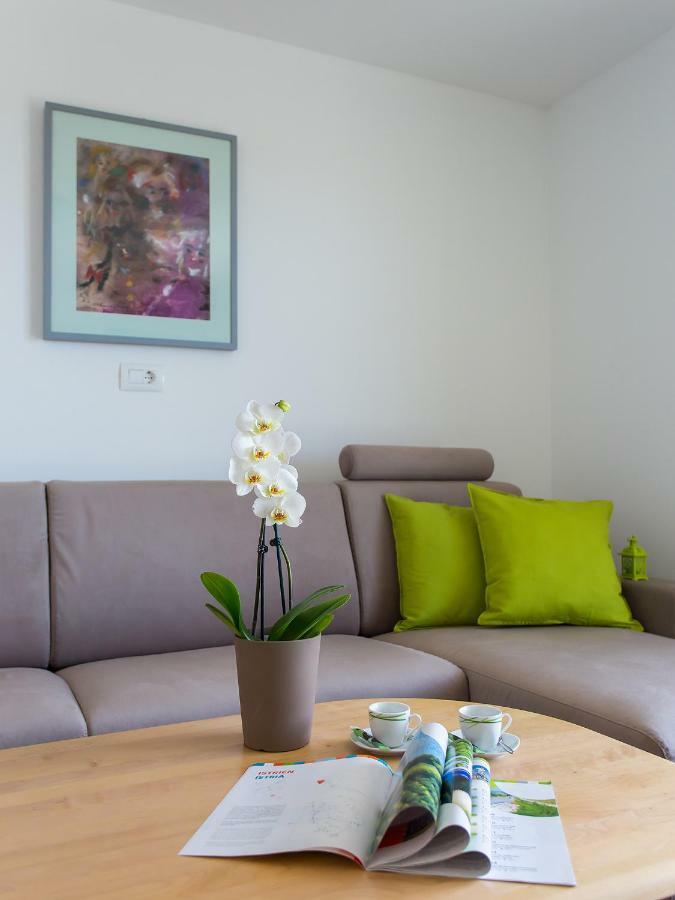 Apartment Maestral Porec Bagian luar foto